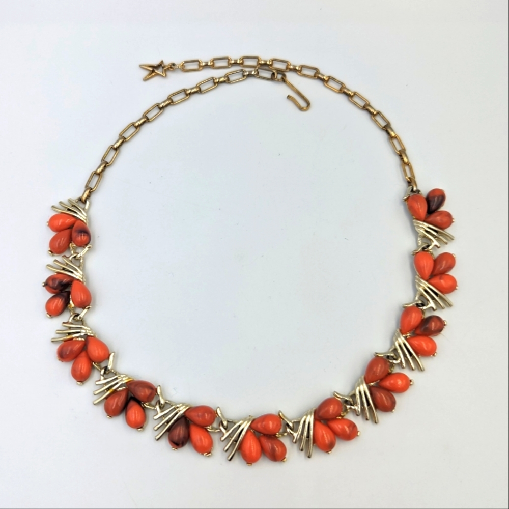 Beautiful Vintage Star Brand Gold Tone Faux Coral Choker Necklace Hook Clasp